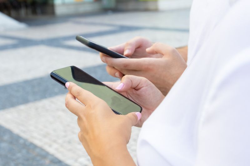 La Popularité des Smartphones au Maroc : Focus sur l’iPhone et Autres Marques